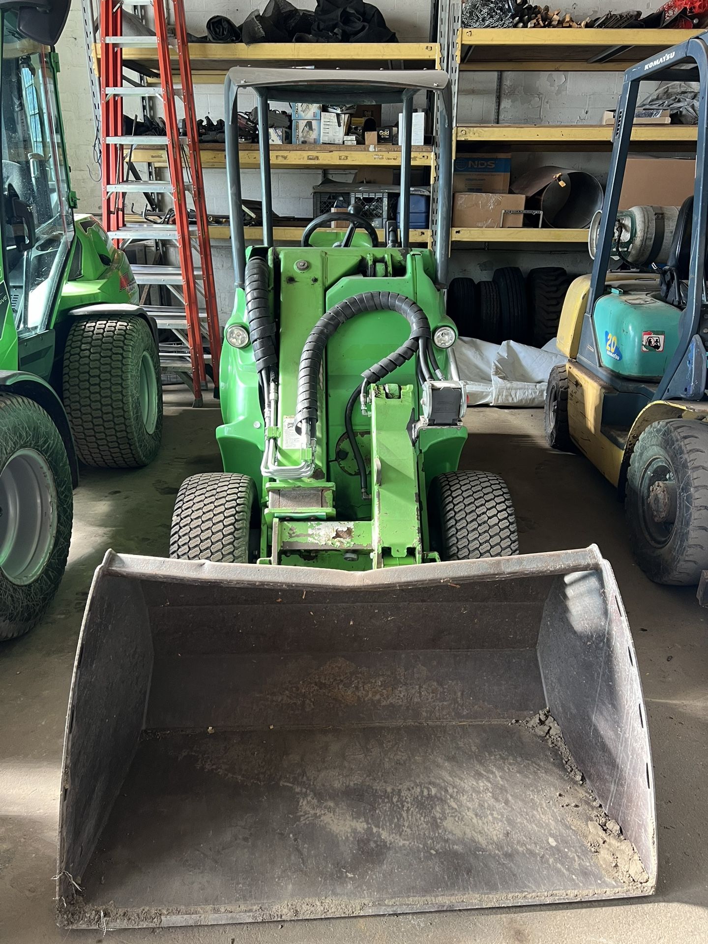 Avant 528 Articulating Loader With Bucket 