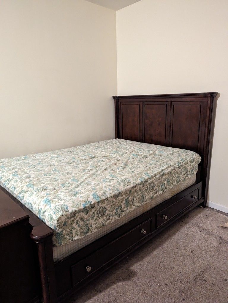 Bedroom Furniture Set 