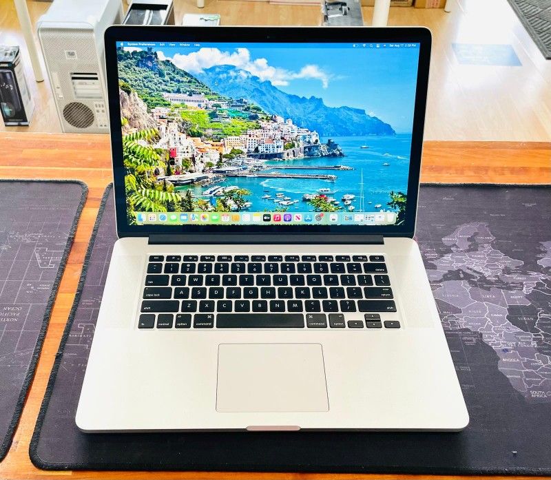 Apple MacBook Pro 15” 2015 2.2Ghz i7 16GB 256GB -Bad Camera