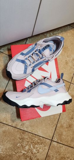 NEW- Women's Nike TC 7900 sneakers