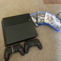 PS4 , 2 controllers , few games