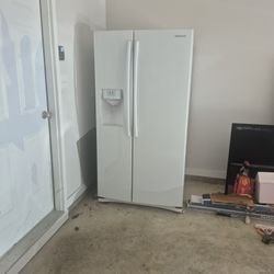 Samsung Fridge (Pick Up For Free) 