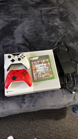 Xbox One Console + 2 Controllers + GTA V + Cables