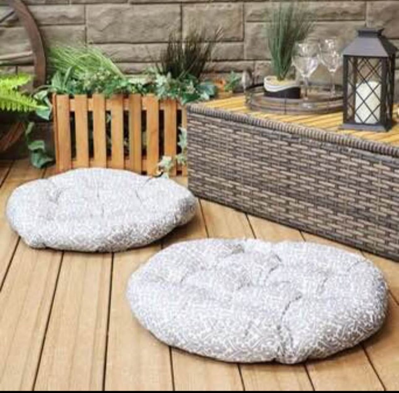 Sunnydaze Decor 22 in. × 22 in. Polyester Large Round Outdoor Floor Cushion in Gray Damask (Set of 2) 