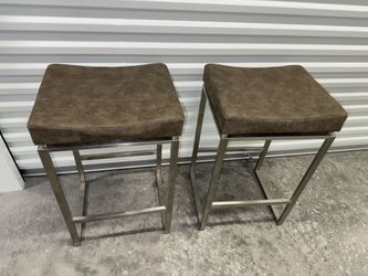 2 Sherese 30 inch Contoured Seat Counter Stools (Set of 2) in good condition