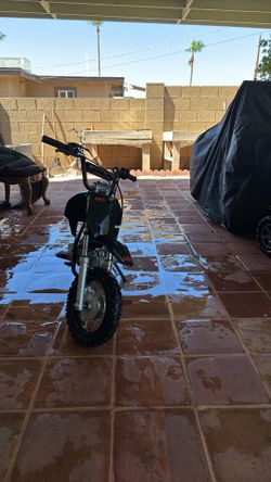 125cc SSR pit bike don’t know what’s wrong with it so just selling it for 200 I’m negotiable with the price