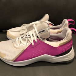 Brand New Women’s Nike - Size 7