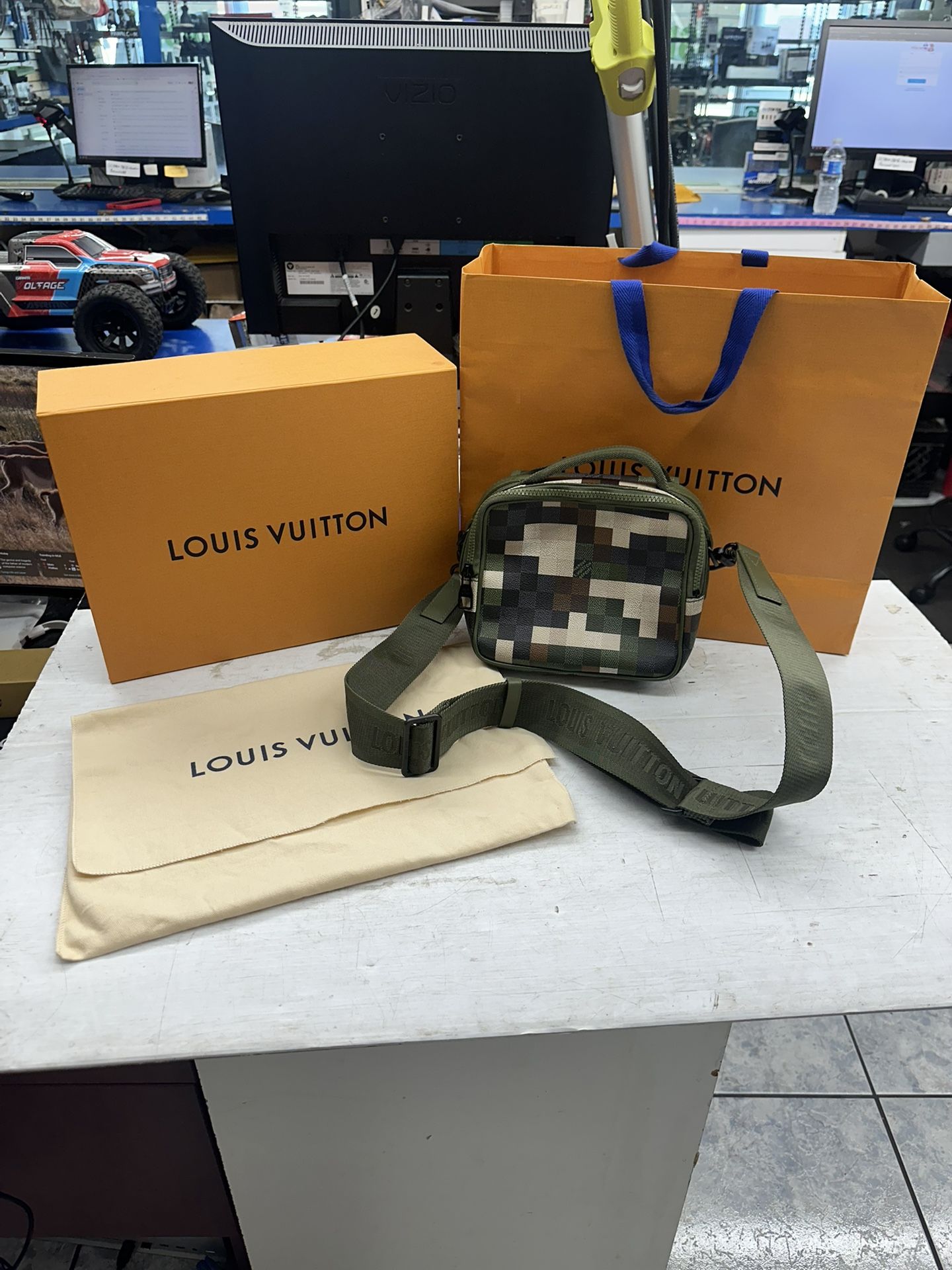 Louis Vuitton - Quest Messanger D16