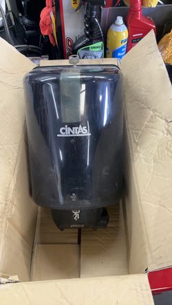 Hand towel dispenser