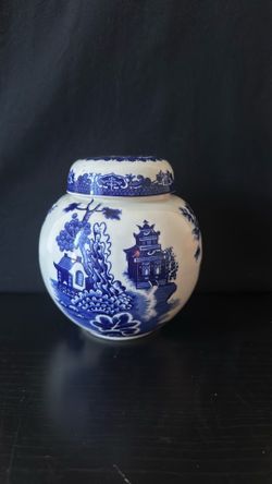 Ceramic jar Beautiful Blue and white  with seal porch pick up