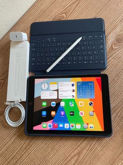 Apple iPad 8th Generation 32GB (Latest iOS 26) Logitech Keyboard case , Pencil & charger