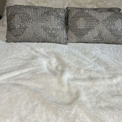 4 Pillows Like New 