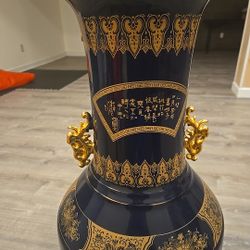  Chinese porcelain vase 