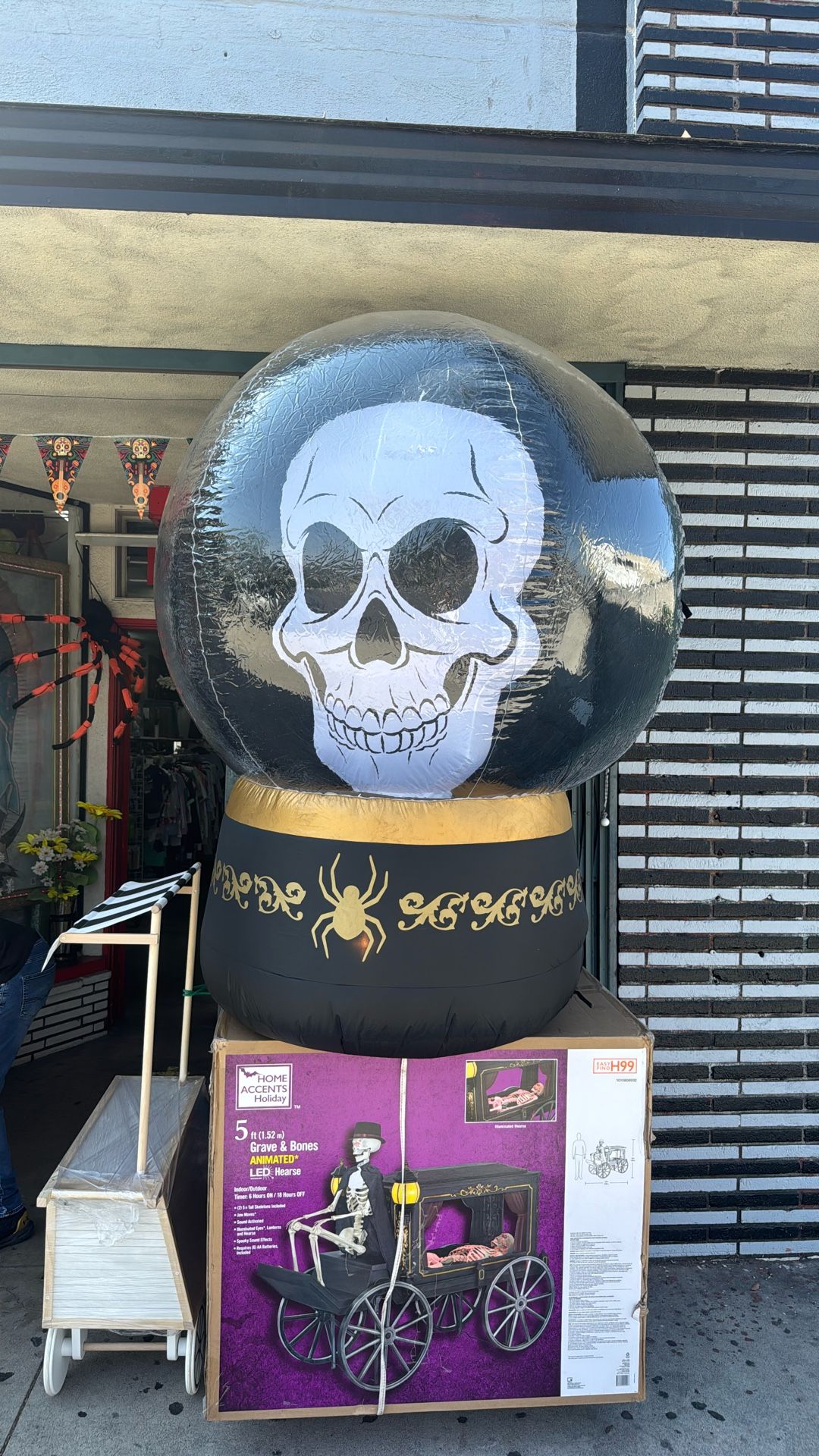 Animated inflatable Turning Head Skull