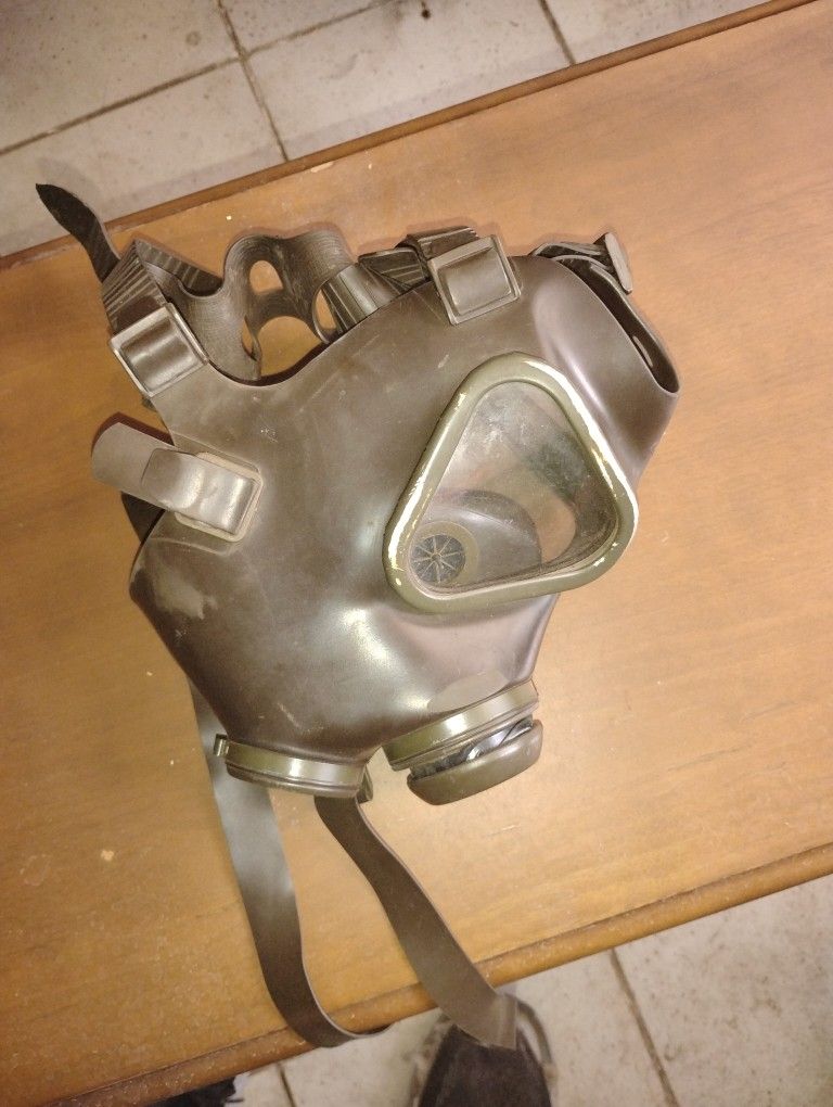 Cleaned Sanitized Israeli Gas Mask Great For Halloween 