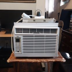 Artic King   5000 BTU   Air  Conditioner  Window   Unit