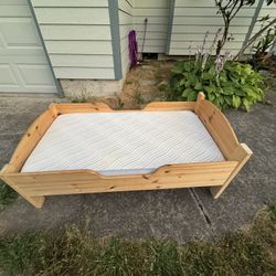 Toddler bed with Mattress, 2 mattress covers and 2 fitted sheets