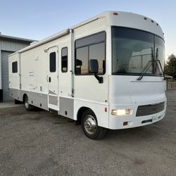 2005 Winnebago Sightseer 30B