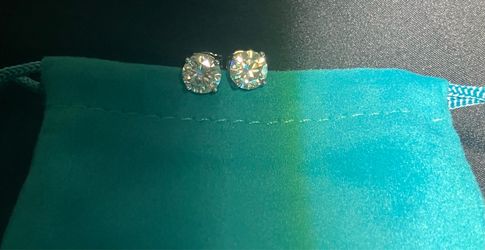 VVS1 Moissanite Round Stud Earrings