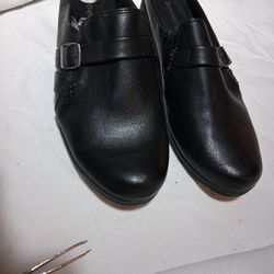 B-5. Baretraps Clogs Fianna Black Size 8 1/2