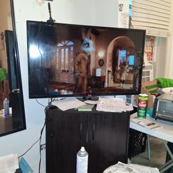 40" TV L G w/REMOTE 