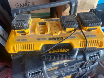 DeWalt Multi Charger DCB104