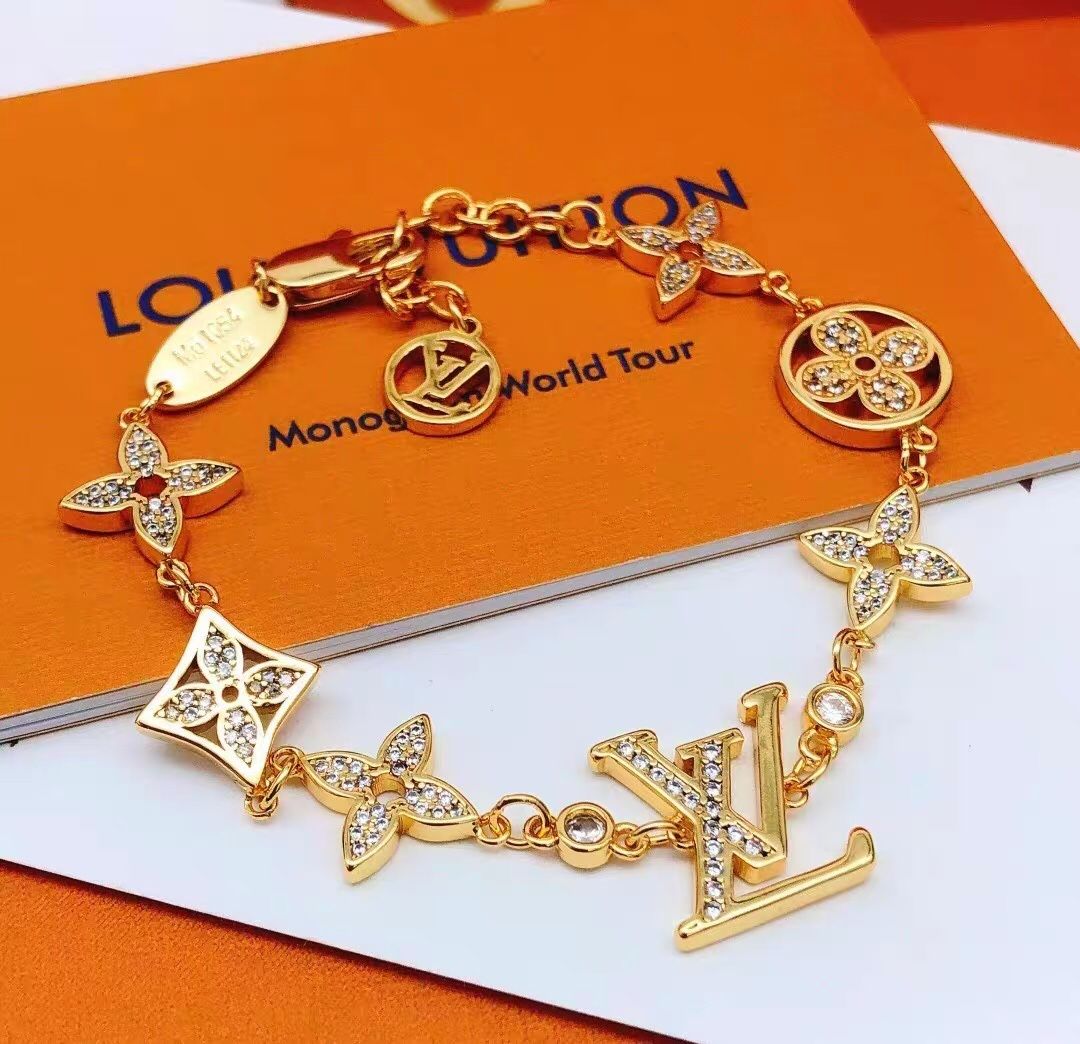 L V (Louis V uitton) Classic Monogram Four-Leaf Clover - Versatile Piece for Work, Outings, Travel, Dates & Dinners