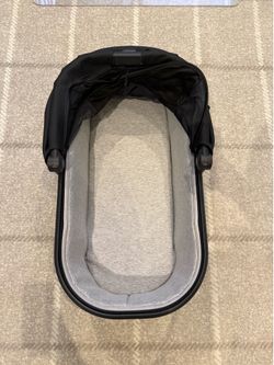 UPPAbaby Vista Bassinet – Excellent Condition – Includes Mattress & Bug Shield
