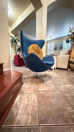 Beautiful navy blue egg chair in excellent conditions 360 swivel