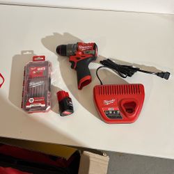 Milwaukee FUEL M12 Hammer Drill Kit