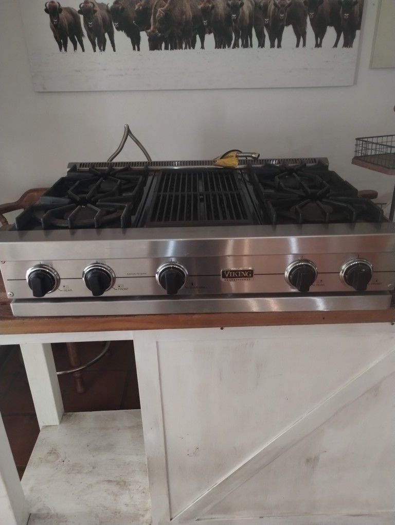 Viking Pro 36" Grill In The Middle 