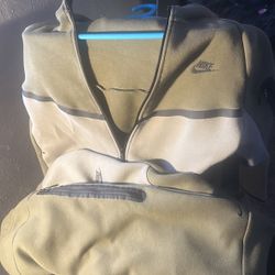 Green Nike Tech (large)