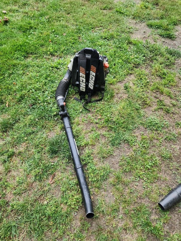 2 backpack Blower..3 weed wacker.... 1 Trimming machine.
Everything Run. different prices...