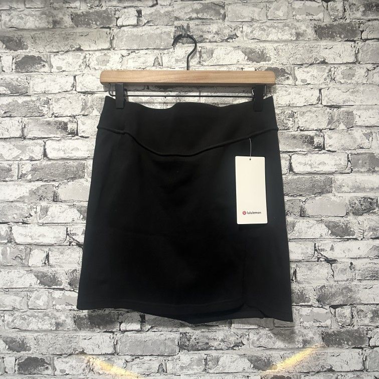 NWT Lululemon Scuba High Rise Mini Skirt Size Medium (BLK) LW8ALSS