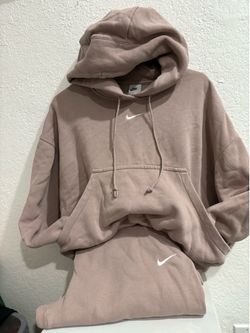 Woman 🧍‍♀️ size small really nice set Nike
