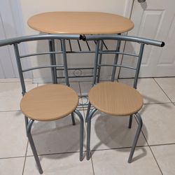 table and two chairs to share, ideal for small spaces or terraces