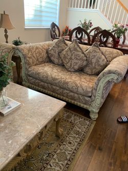 Sofa 2 sits