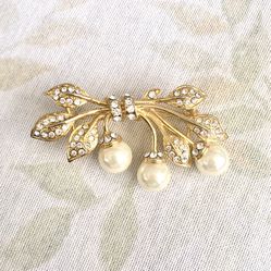 Vintage style Leafy Gold tone 2.5” brooch w/Rhinestones + 3 iridescent pearls