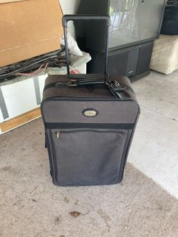 Suitcase w/wheels and handle