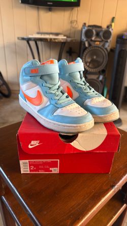 Tennis shoes Nike size 2