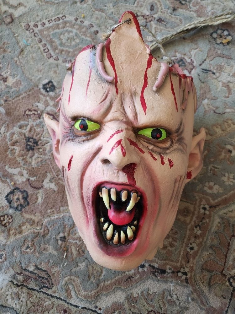 Hanging Ghoul Wih Light Up Eyes
