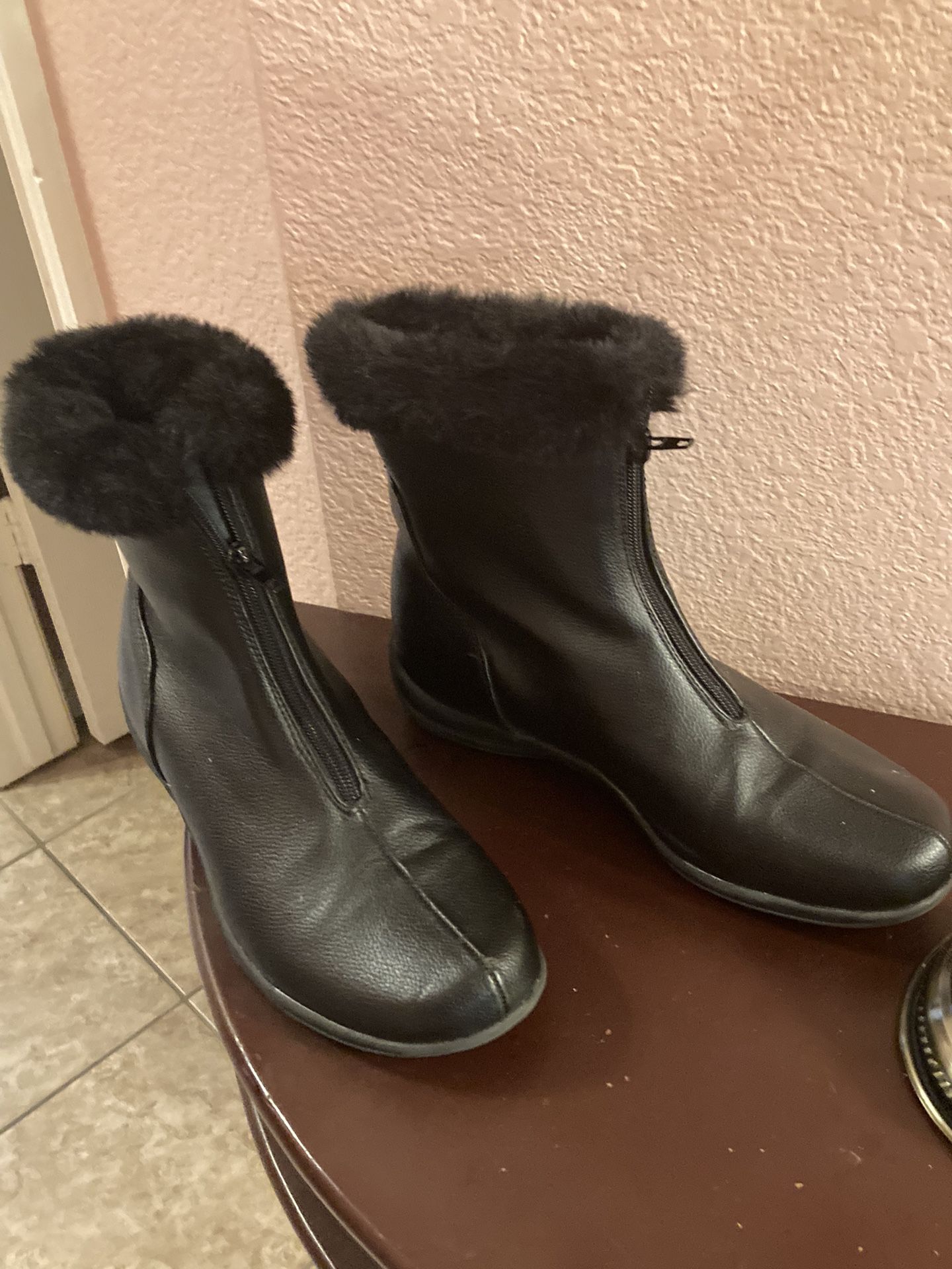 Flex Step Women’s Faux Fur Trim Boots. Size 8,5