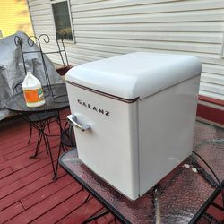 Mini fridge