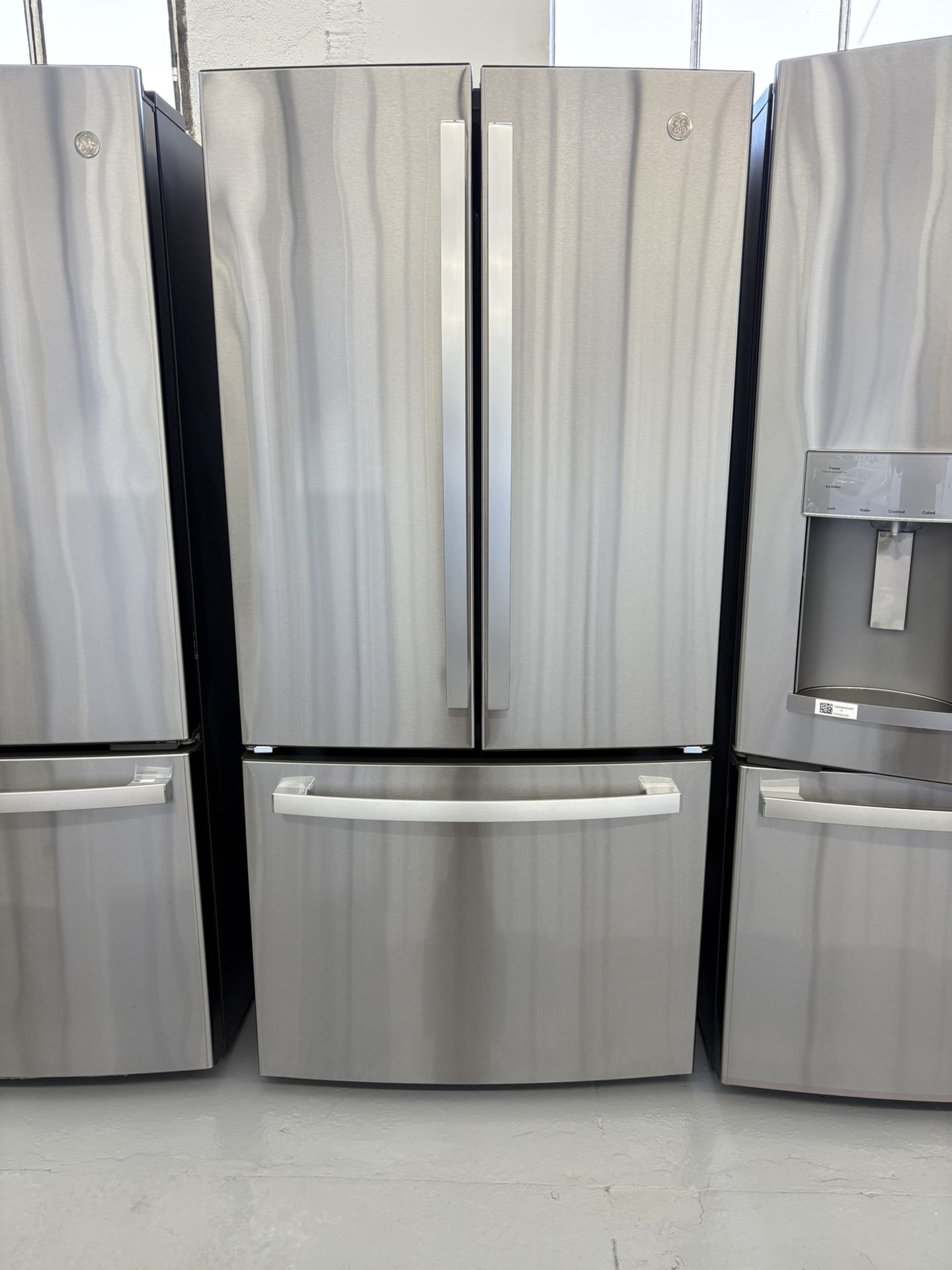 GE 33” 18.6 Cu Ft Capacity Refrigerator Counter Depth