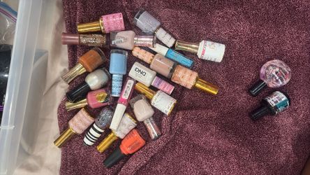 22 Nail Polishes 