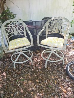 The price is firm.. very beautiful cast aluminum outdoor bar stools