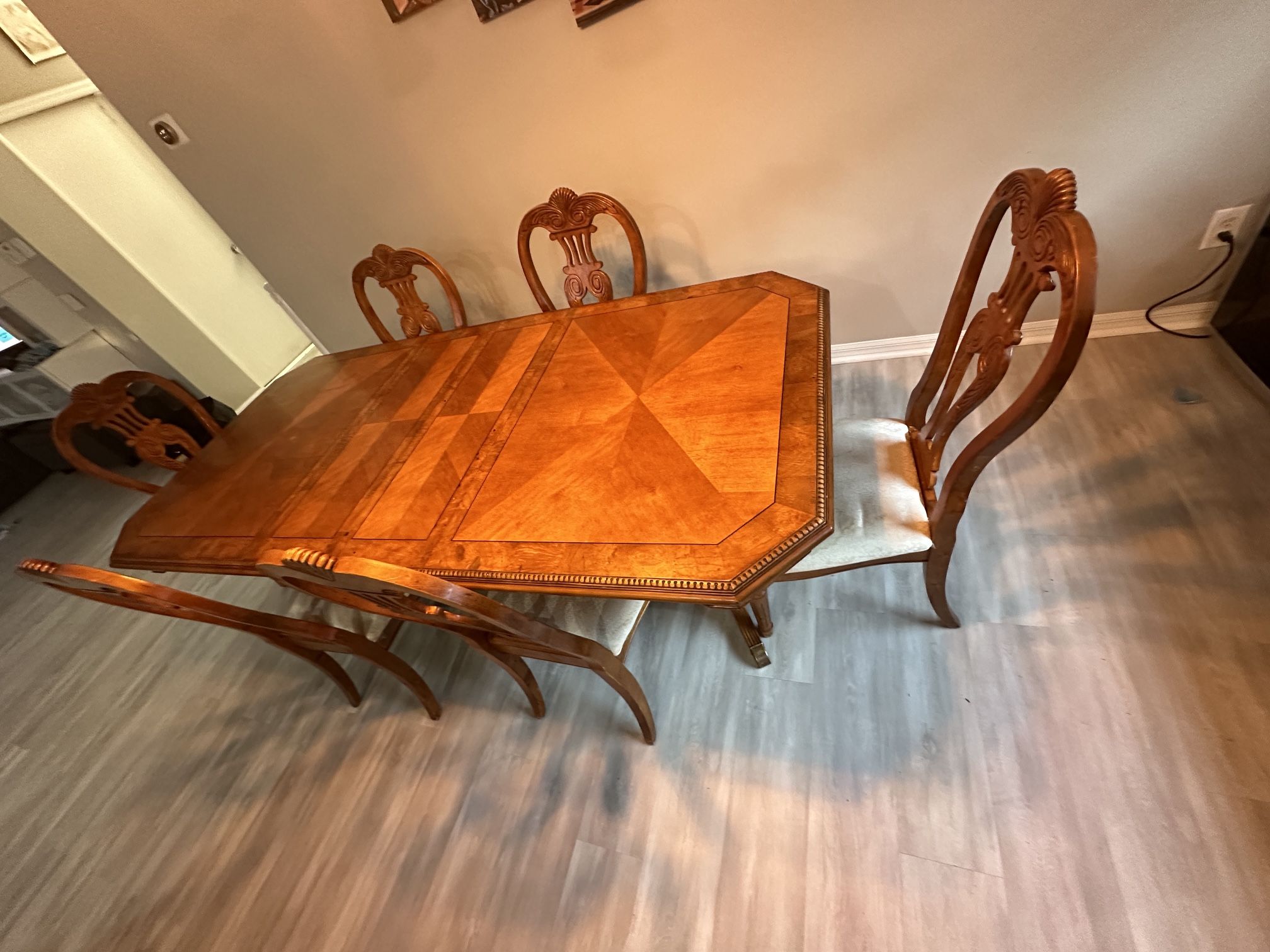 Dining Room Table & 6 Chairs