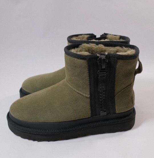 UGG SIZE 7