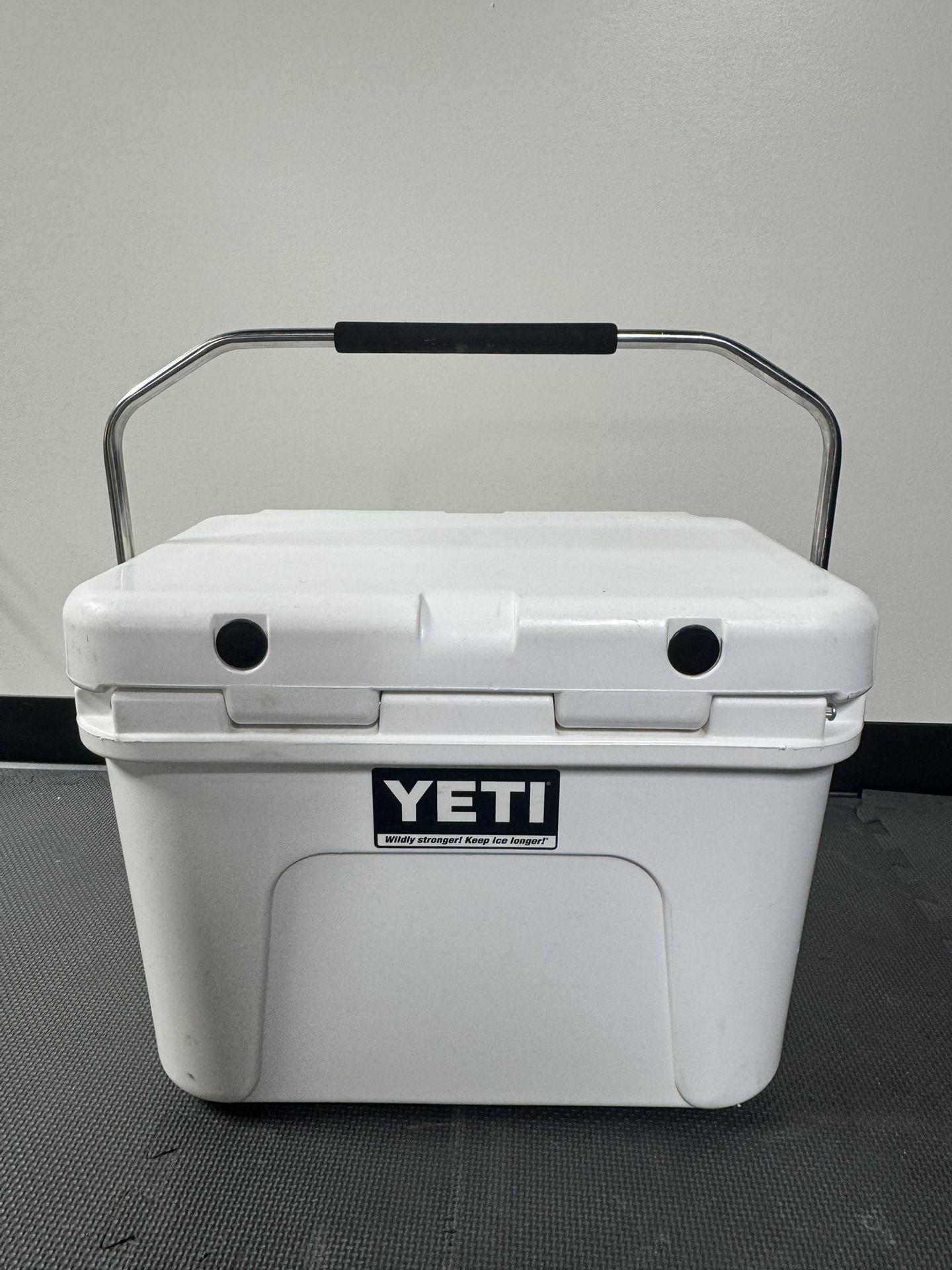 YETI Roadie 20 – White – Great Condition