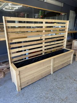 Cedar Planter With Screen